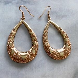 🆕 Lia Sophia Gold Drop Earrings w/ peach crystals!!!